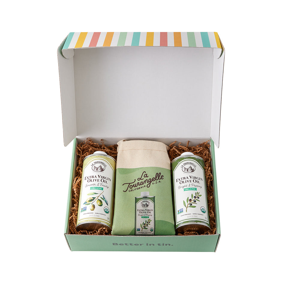 Gift box with the bright smooth and fruity olive oil on the left side, a tote bag in the middle and the bright & peppery olive oil on the right side.